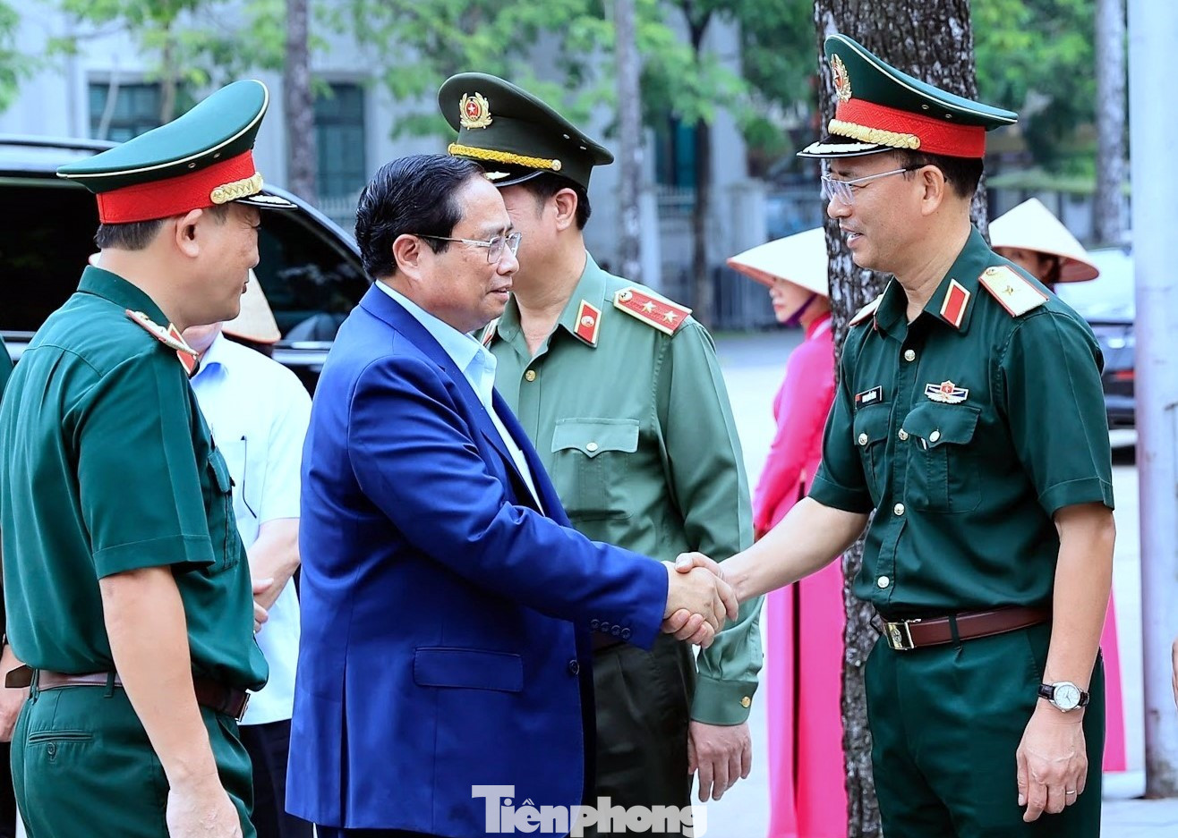 Thiếu tướng Đinh Quốc Hùng cùng lãnh đạo Ban Quản lý Lăng Chủ tịch Hồ Chí Minh đón Thủ tướng Phạm Minh Chính tới kiểm tra, kết quả thực hiện nhiệm vụ 6 tháng đầu năm 2024 và công tác tu bổ định kỳ Công trình Lăng năm 2024. Ảnh: Nguyễn Minh