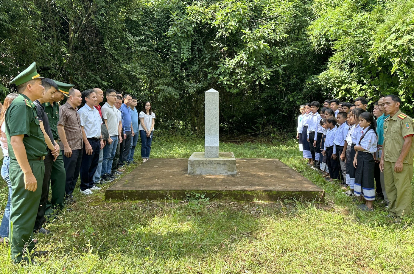 Theo Thiếu tá Nguyễn Văn Bằng, từ năm 2022 tới nay, nắm bắt được đời sống của người dân bản Mày của Lào gặp nhiều khó khăn, chưa có điện chiếu sáng và nhà sinh hoạt cộng đồng, Đồn Biên phòng Hướng Phùng đã huy động các nguồn lực với tổng trị giá 150 triệu đồng để giúp đỡ người dân nước bạn.