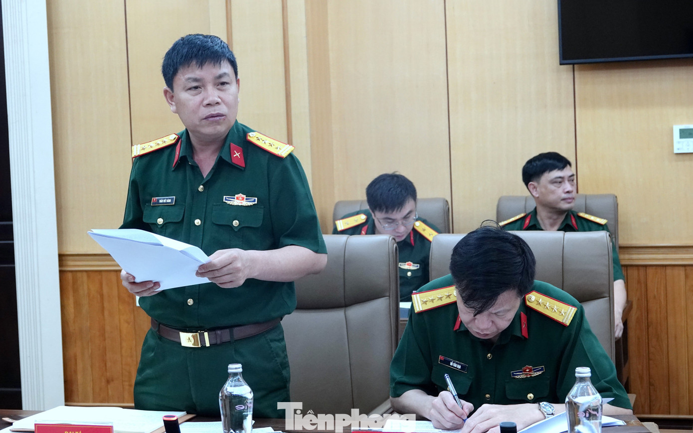 Đại tá Trần Viết Năng - Trưởng ban Thanh niên Quân đội báo cáo với Hội đồng Giải thưởng.