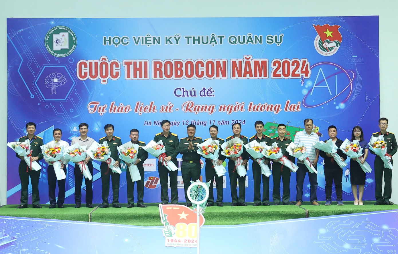 Lãnh đạo Học viện Kỹ thuật Quân sự tặng hoa các đơn vị tài trợ cuộc thi. Lãnh đạo Học viện Kỹ thuật Quân sự tặng hoa các đơn vị tài trợ cuộc thi.