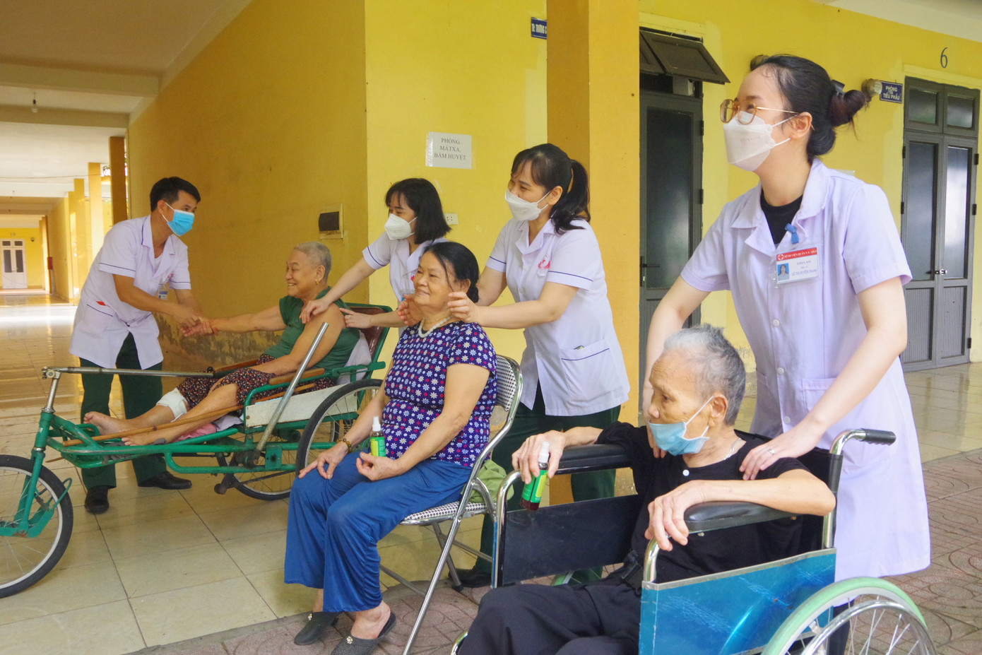 Cán bộ, đoàn viên thanh niên Cục Hậu cần Quân khu 4 xoa bóp, bấm huyệt cho các thương binh. Cán bộ, đoàn viên thanh niên Cục Hậu cần Quân khu 4 xoa bóp, bấm huyệt cho các thương binh.