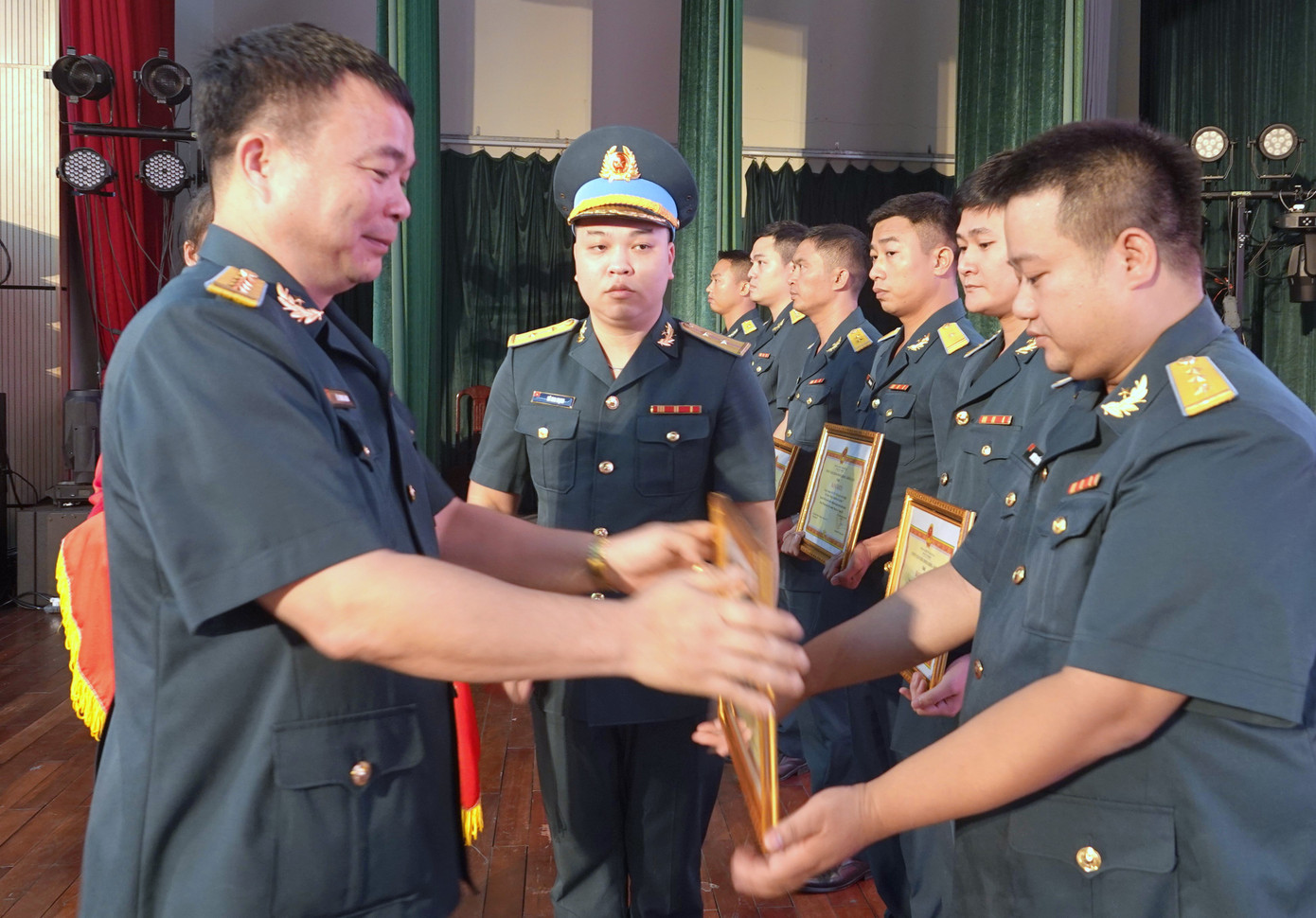 Lãnh đạo Bộ Tham mưu và Cục Chính trị Quân chủng PK-KQ trao thưởng cho các cá nhân giành Giải thưởng "Sáng tạo trẻ". Lãnh đạo Bộ Tham mưu và Cục Chính trị Quân chủng PK-KQ trao thưởng cho các cá nhân giành Giải thưởng "Sáng tạo trẻ".