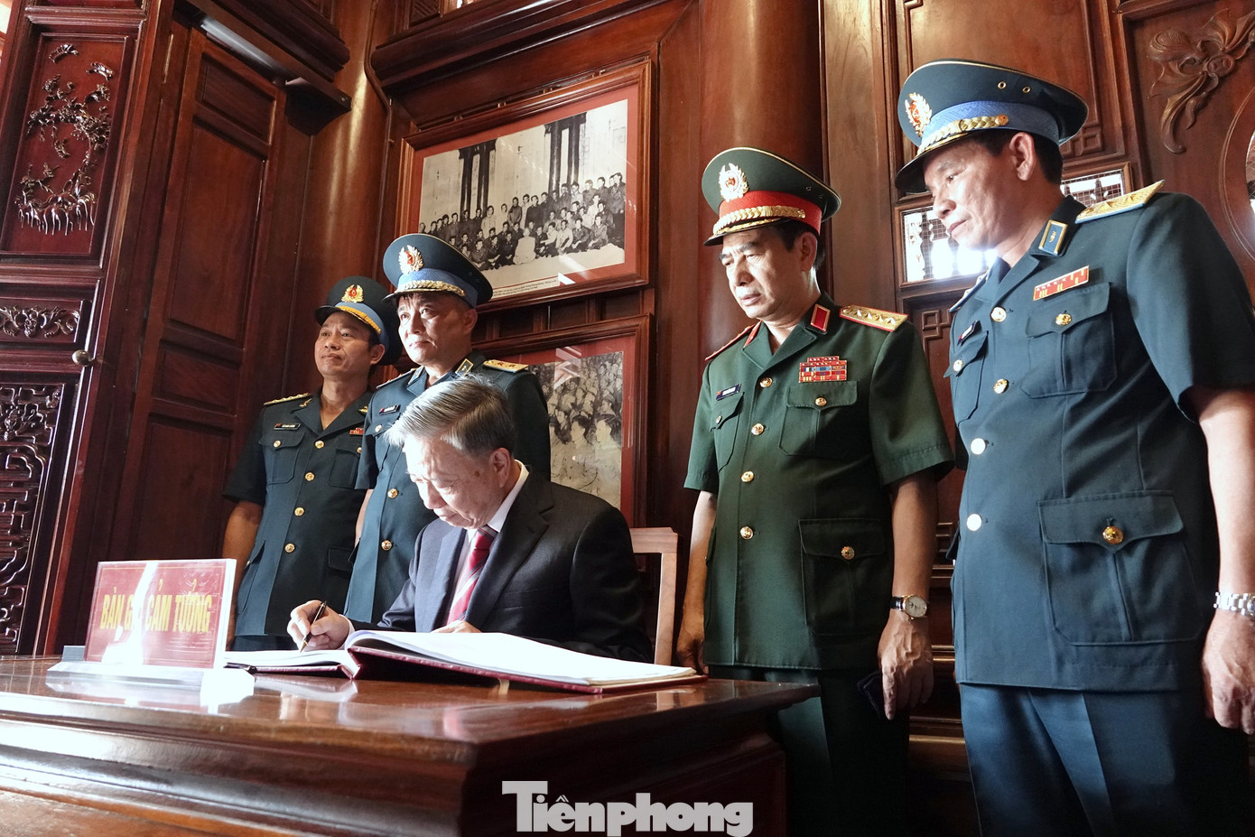 Chủ tịch nước ghi sổ cảm tưởng tại Nhà tưởng niệm.