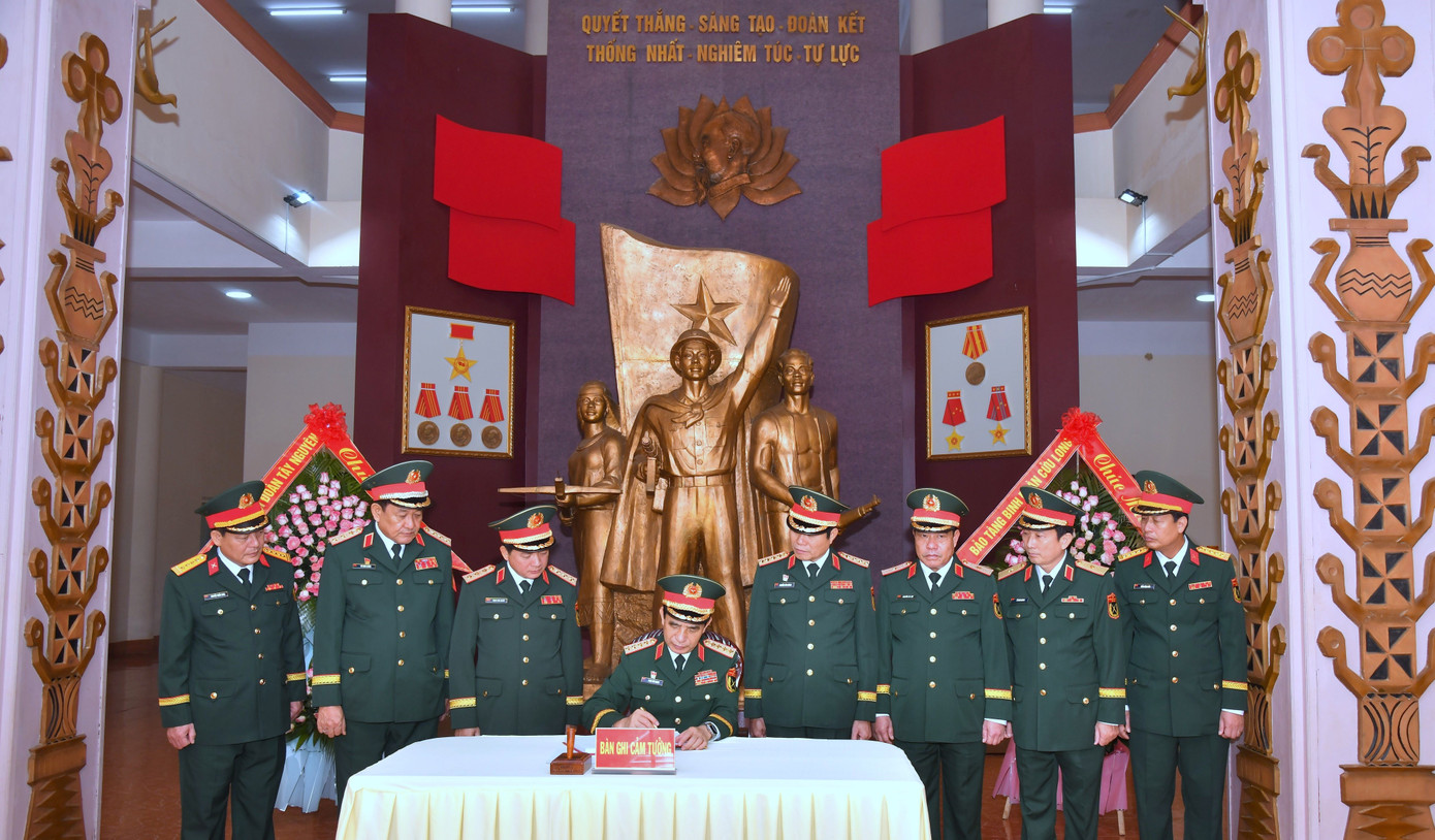 Trước đó, Đại tướng Phan Văn Giang cùng các lãnh đạo Quân ủy Trung ương, Bộ Quốc phòng, Quân đoàn 34 tới dâng hương tưởng niệm các Anh hùng liệt sĩ đã hi sinh trong sự nghiệp đấu tranh giải phóng đất nước tại Đài tưởng niệm Anh hùng Liệt sĩ và tham quan bảo tàng Quân đoàn 34.