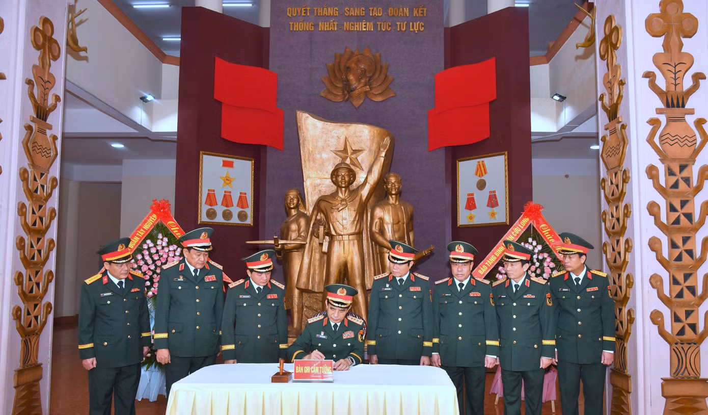 Trước đó, Đại tướng Phan Văn Giang cùng các lãnh đạo Quân ủy Trung ương, Bộ Quốc phòng, Quân đoàn 34 tới dâng hương tưởng niệm các Anh hùng liệt sĩ đã hi sinh trong sự nghiệp đấu tranh giải phóng đất nước tại Đài tưởng niệm Anh hùng Liệt sĩ và tham quan bảo tàng Quân đoàn 34.