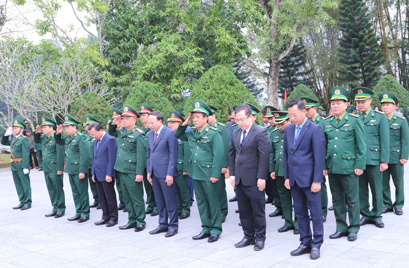 Các đại biểu dành phút mặc niệm tưởng nhớ tại Đài tưởng niệm các Anh hùng Liệt sĩ ở Khu di tích lịch sử quốc gia Pò Hèn, sáng 17/2. Các đại biểu dành phút mặc niệm tưởng nhớ tại Đài tưởng niệm các Anh hùng Liệt sĩ ở Khu di tích lịch sử quốc gia Pò Hèn, sáng 17/2.