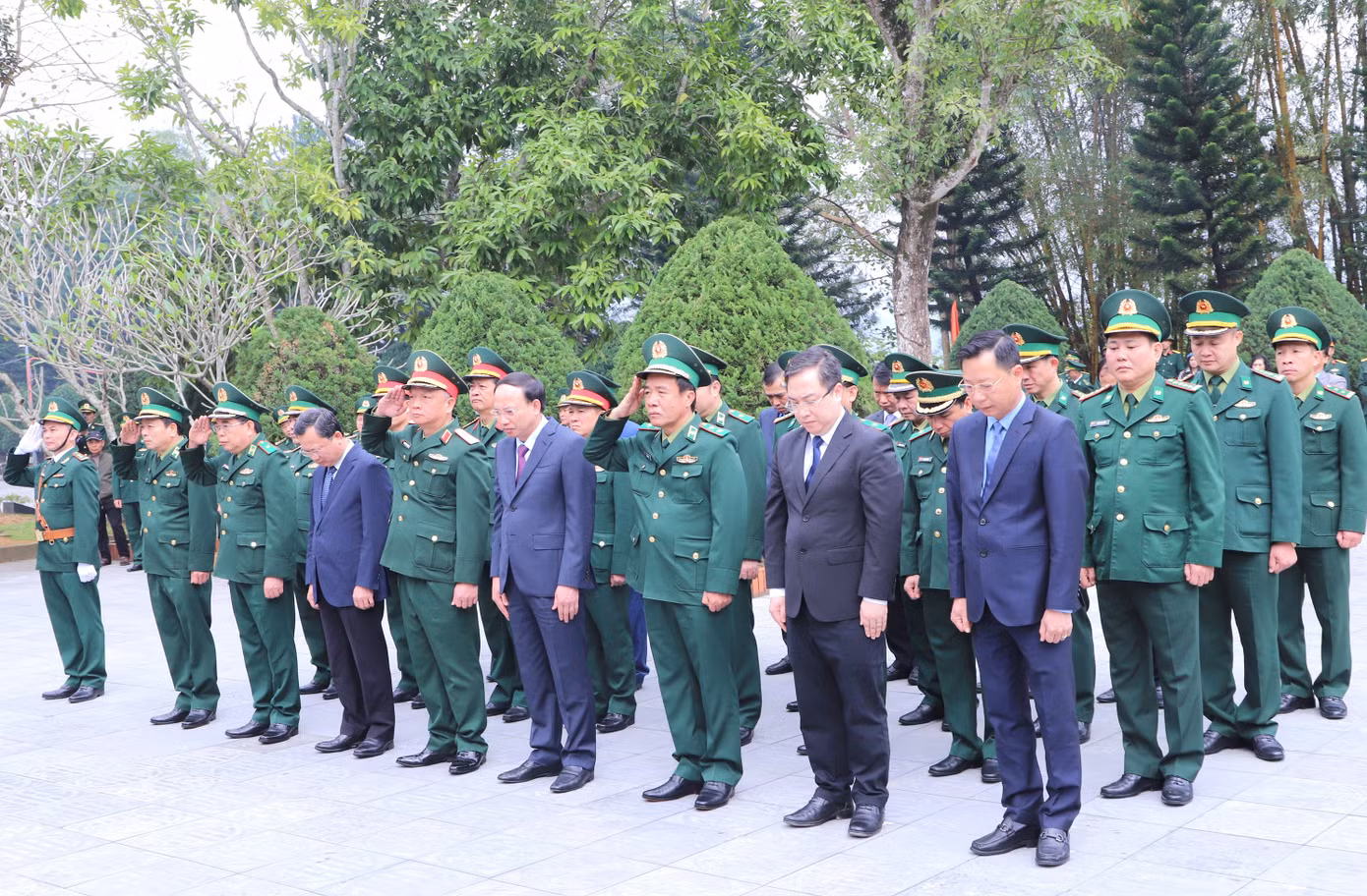 Các đại biểu dành phút mặc niệm tưởng nhớ tại Đài tưởng niệm các Anh hùng Liệt sĩ ở Khu di tích lịch sử quốc gia Pò Hèn, sáng 17/2. Các đại biểu dành phút mặc niệm tưởng nhớ tại Đài tưởng niệm các Anh hùng Liệt sĩ ở Khu di tích lịch sử quốc gia Pò Hèn, sáng 17/2.