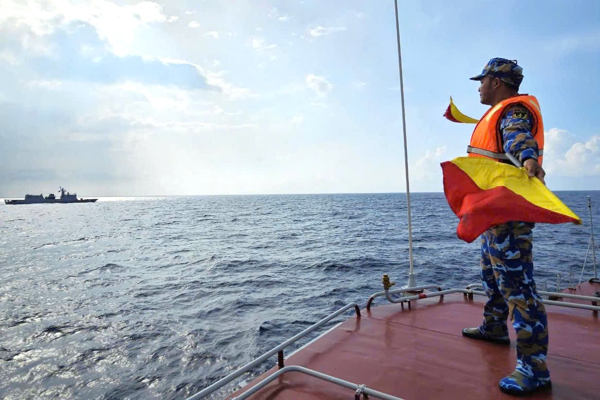 Nhân viên Tín hiệu tàu 263 luyện tập cờ tay với tàu Hải quân Hoàng gia Thái Lan.