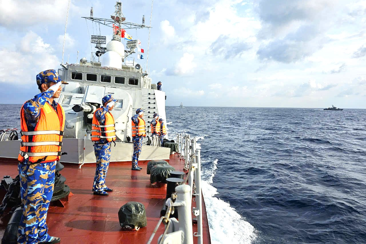 Cán bộ, chiến sĩ Tàu 265 chào tạm biệt biên đội tàu Hải quân Hoàng gia Thái Lan sau khi kết thúc tuần tra chung.