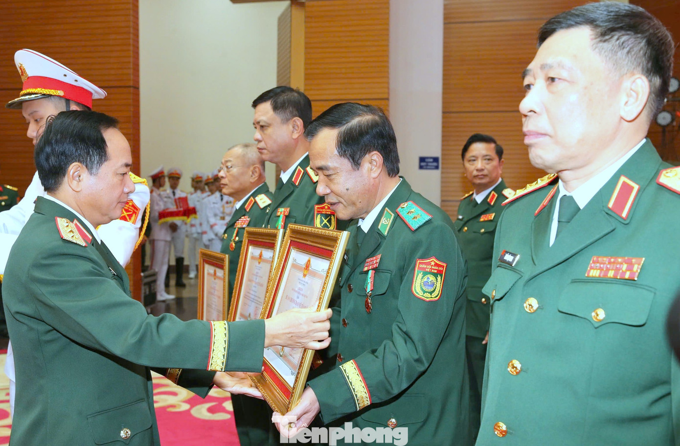 Thượng tướng Trịnh Văn Quyết trao Huân chương Bảo vệ Tổ quốc hạng Nhất, hạng Nhì, hạng Ba tặng các cán bộ chỉ huy cơ quan, đơn vị.