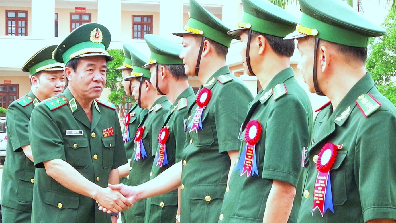 Lãnh đạo, chỉ huy BĐBP Bến Tre đón Tư lệnh BĐBP Lê Đức Thái tới dự, chỉ đạo đại hội, sáng 21/6. Lãnh đạo, chỉ huy BĐBP Bến Tre đón Tư lệnh BĐBP Lê Đức Thái tới dự, chỉ đạo đại hội, sáng 21/6.