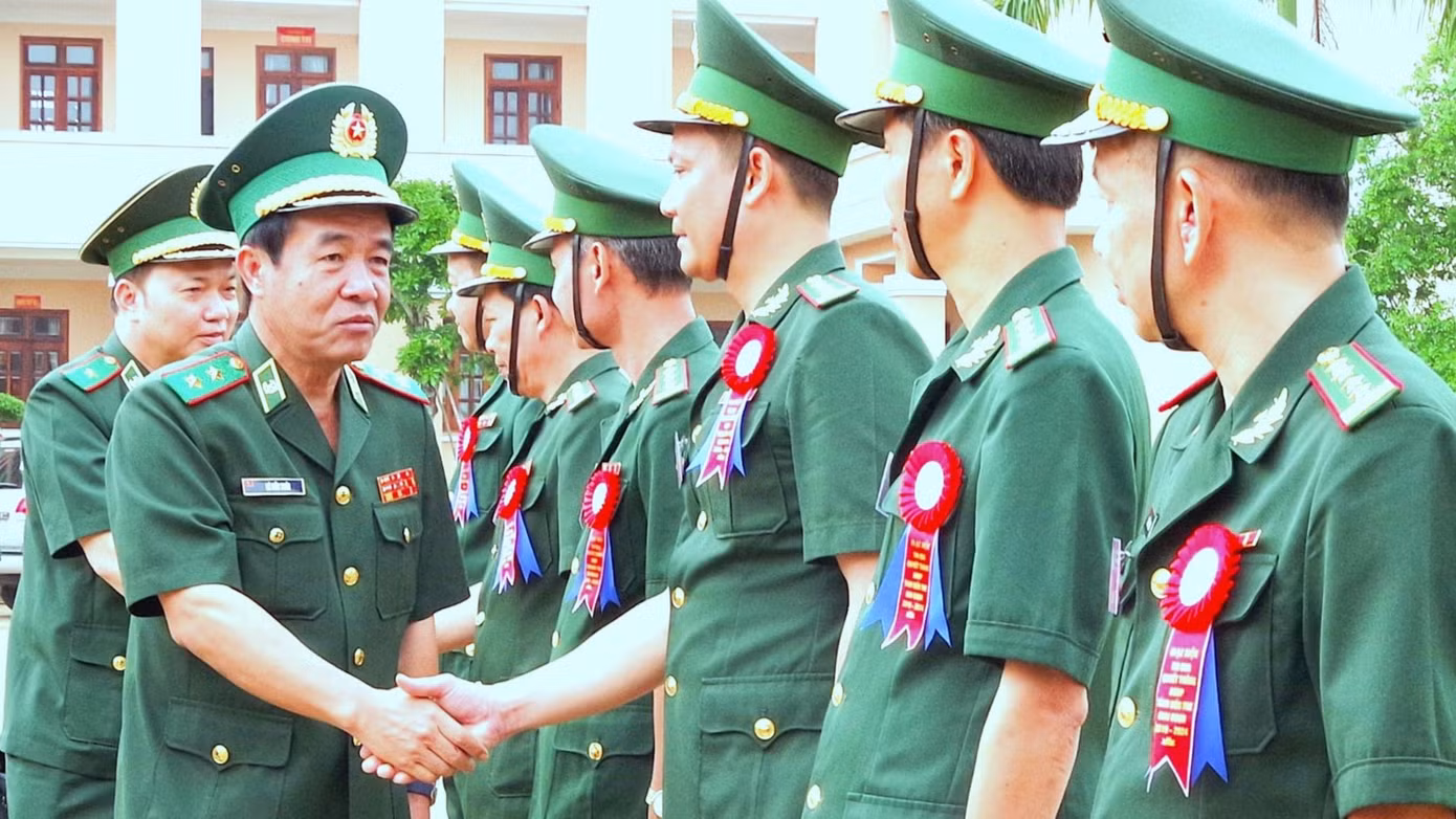 Lãnh đạo, chỉ huy BĐBP Bến Tre đón Tư lệnh BĐBP Lê Đức Thái tới dự, chỉ đạo đại hội, sáng 21/6.