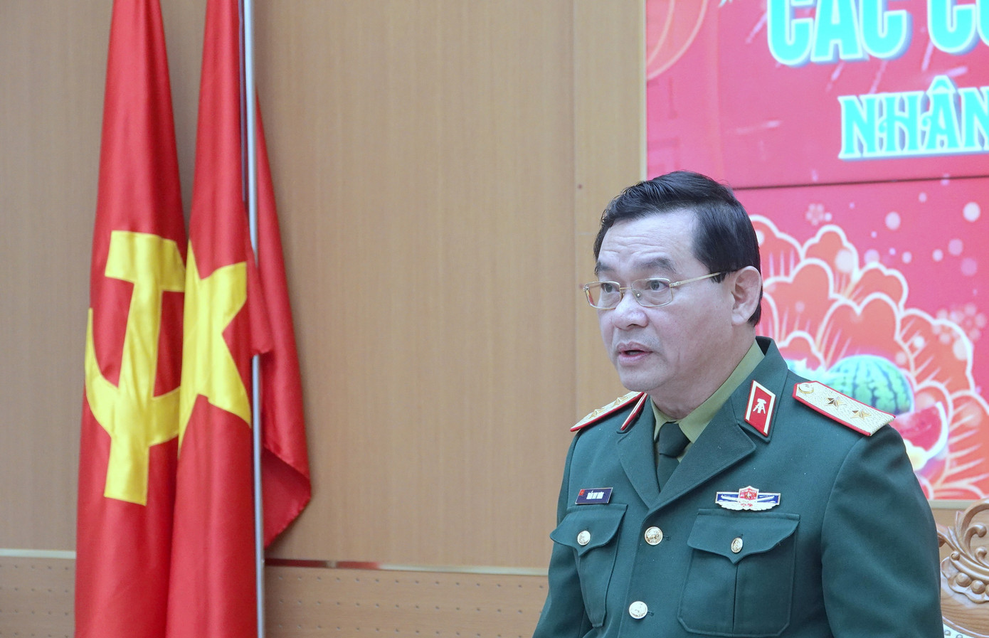 Trung tướng Trần Duy Hưng - Chính uỷ Tổng cục Kỹ thuật, phát biểu tại cuộc gặp mặt.
