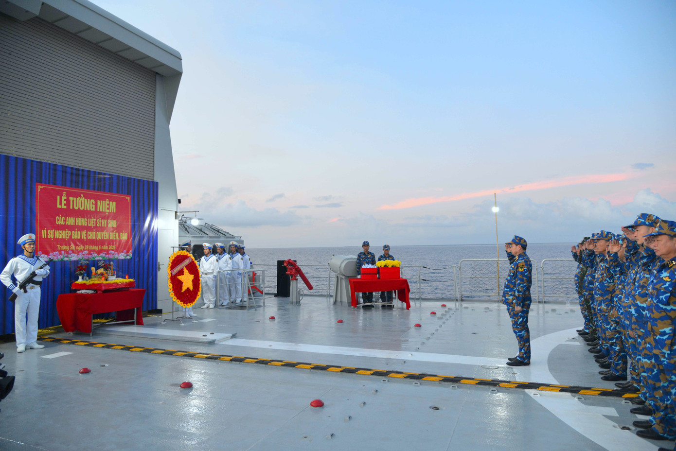 Lễ tưởng niệm các Anh hùng - Liệt sĩ hy sinh trên vùng biển Trường Sa của đoàn công tác. Lễ tưởng niệm các Anh hùng - Liệt sĩ hy sinh trên vùng biển Trường Sa của đoàn công tác.