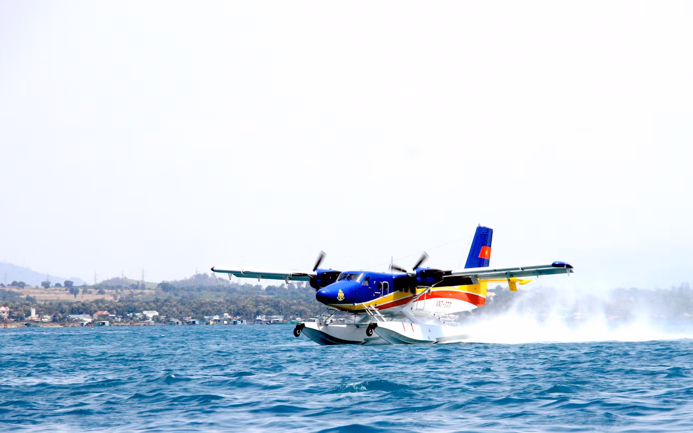 Thủy phi cơ DHC-6 cất hạ cánh trên mặt nước. Thủy phi cơ DHC-6 cất hạ cánh trên mặt nước.