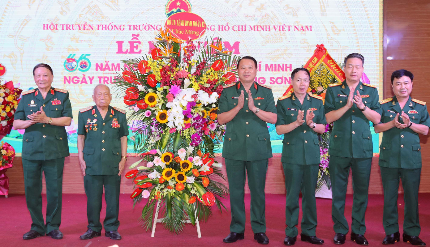 Bộ Tư lệnh Binh đoàn 12 tặng hoa chúc mừng Hội truyền thống Trường Sơn - Đường Hồ Chí Minh Việt Nam. Bộ Tư lệnh Binh đoàn 12 tặng hoa chúc mừng Hội truyền thống Trường Sơn - Đường Hồ Chí Minh Việt Nam.