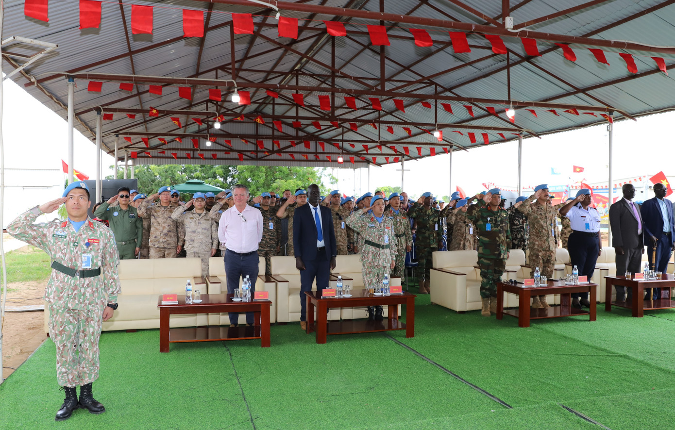 Các đại biểu dự lễ kỷ niệm làm lễ chào cờ.