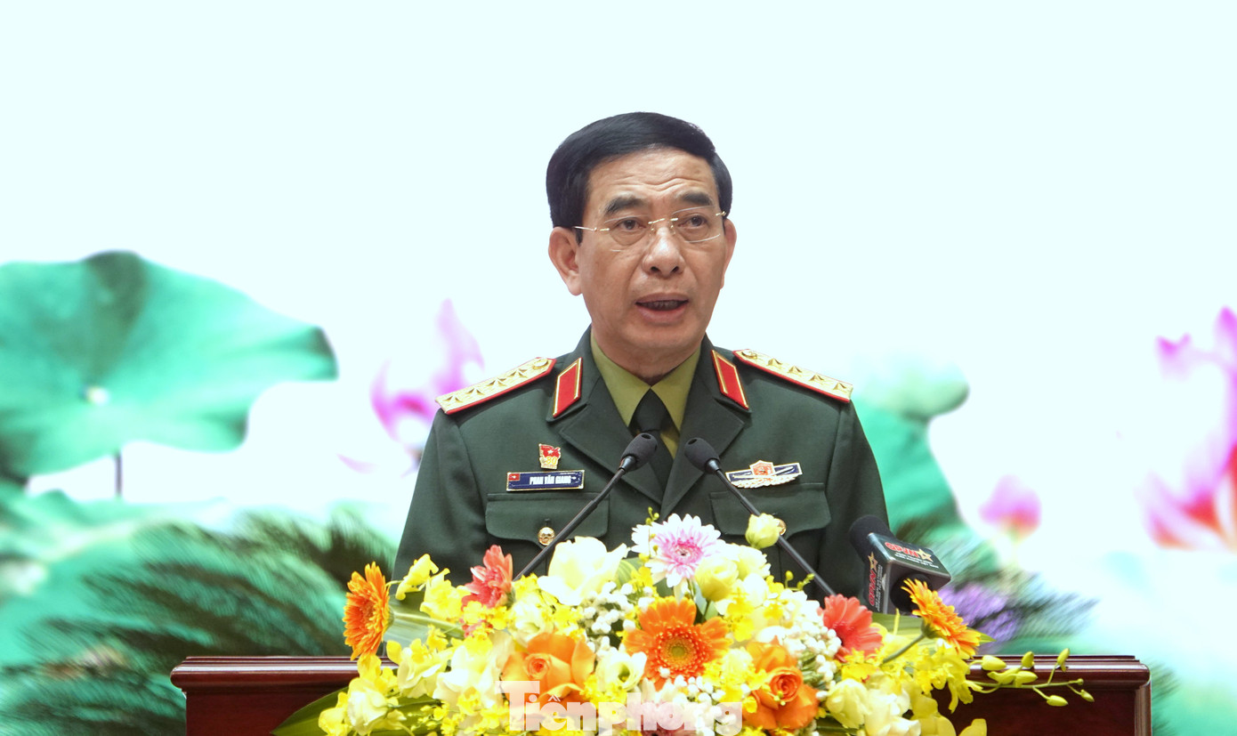 Đại tướng Phan Văn Giang - Ủy viên Bộ Chính trị, Phó Bí thư Quân ủy Trung ương, Bộ trưởng Bộ Quốc phòng, chủ trì hội nghị.