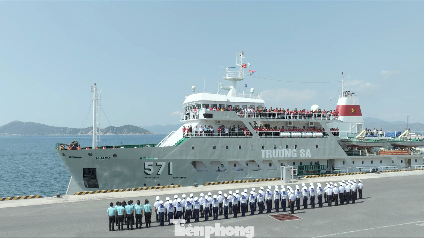 Tàu 571 thuộc Hải đội 411 (Lữ đoàn 955) thực hiện nhiệm vụ chở đoàn thăm quần đảo Trường Sa. Tàu 571 thuộc Hải đội 411 (Lữ đoàn 955) thực hiện nhiệm vụ chở đoàn thăm quần đảo Trường Sa.