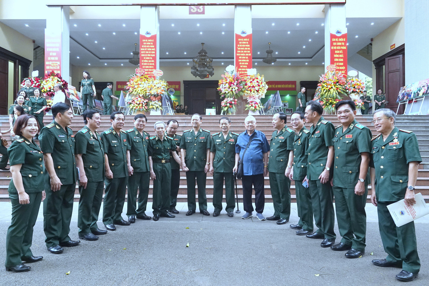 Đại biểu lãnh đạo, nguyên lãnh đạo Bộ Tư lệnh và Cục Chính trị BĐBP qua các thời kỳ về dự lễ kỷ niệm.