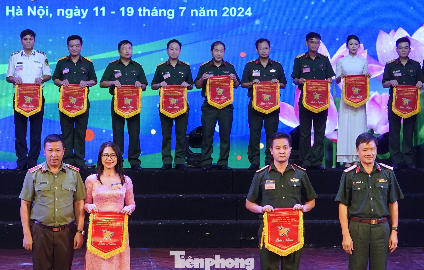 Lãnh đạo Cục Tuyên huấn (Tổng cục Chính trị QĐND Việt Nam) và Cục Công tác Đảng, công tác chính trị (Bộ Công an), trao cờ lưu niệm tặng các đoàn nghệ thuật quần chúng tham gia Liên hoan lần thứ 10.