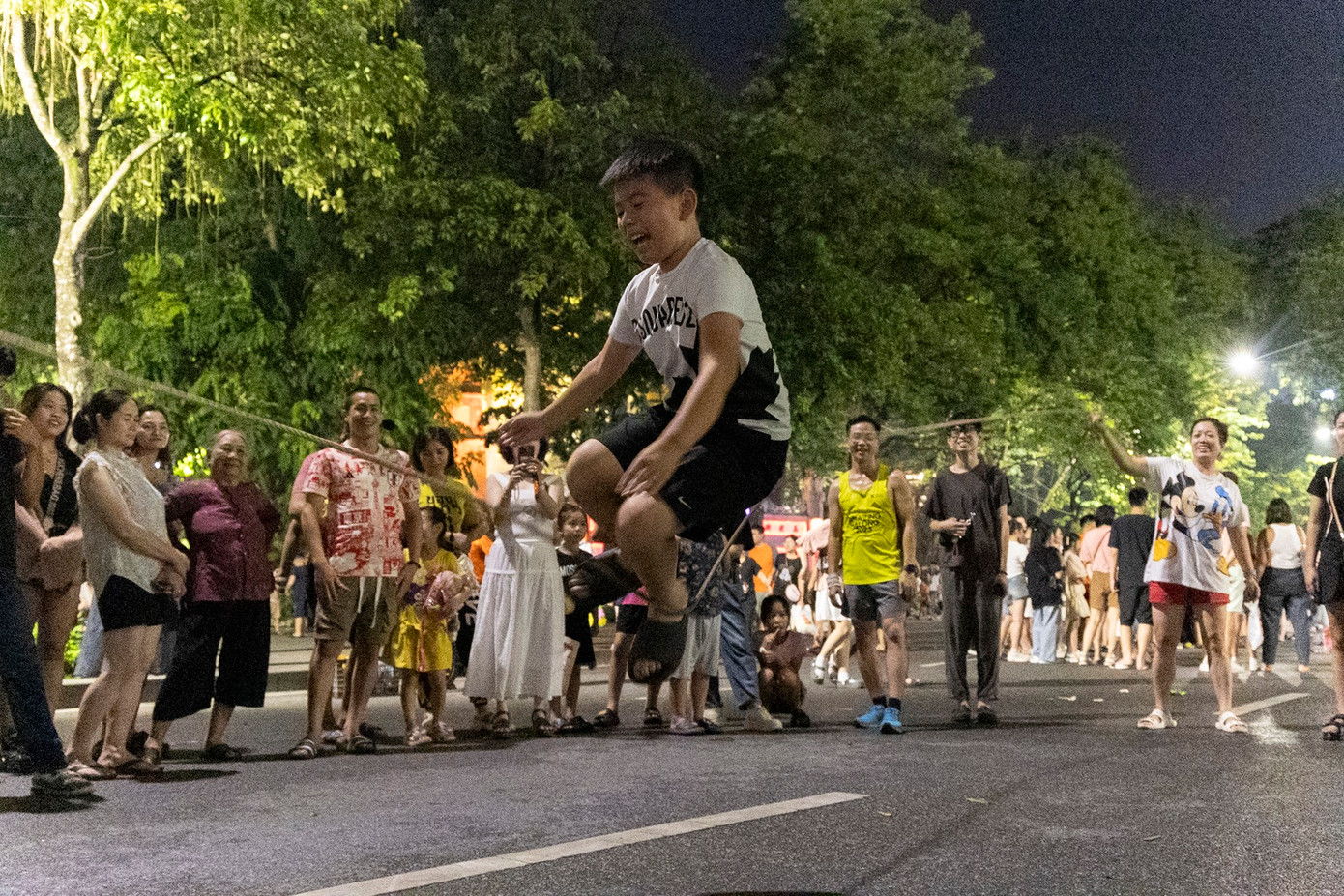 Nhảy dây, hát hò... và các trò chơi dân gian đã tạo nên khung cảnh náo nhiệt, sinh động.