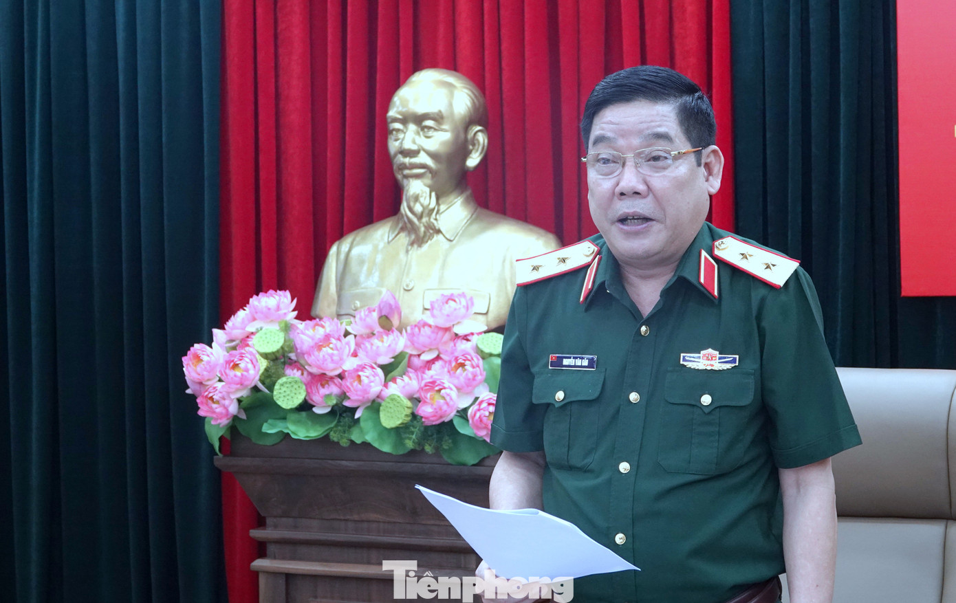 Trung tướng Nguyễn Văn Gấu - Phó Chủ nhiệm Tổng cục Chính trị Quân đội nhân dân Việt Nam chủ trì hội nghị.