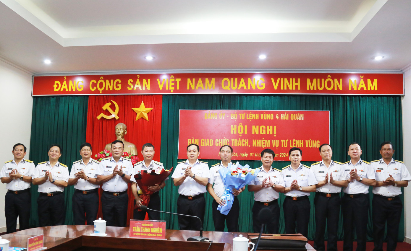 Tư lệnh Hải quân Trần Thanh Nghiêm cùng các đại biểu chúc mừng Đại tá Nguyễn Văn Bách và Chuẩn Đô đốc Nguyễn Anh Tuấn. Tư lệnh Hải quân Trần Thanh Nghiêm cùng các đại biểu chúc mừng Đại tá Nguyễn Văn Bách và Chuẩn Đô đốc Nguyễn Anh Tuấn.