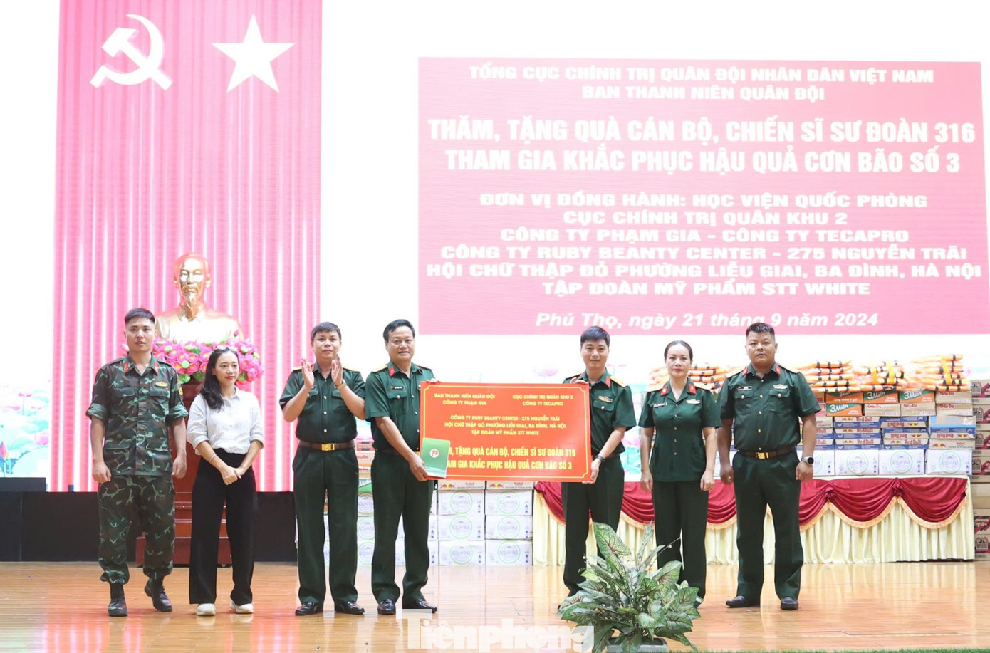 Ban TNQĐ và đơn vị đồng hành trao quà tặng cán bộ, chiến sĩ Sư đoàn 316 (Quân khu 2). Ban TNQĐ và đơn vị đồng hành trao quà tặng cán bộ, chiến sĩ Sư đoàn 316 (Quân khu 2).