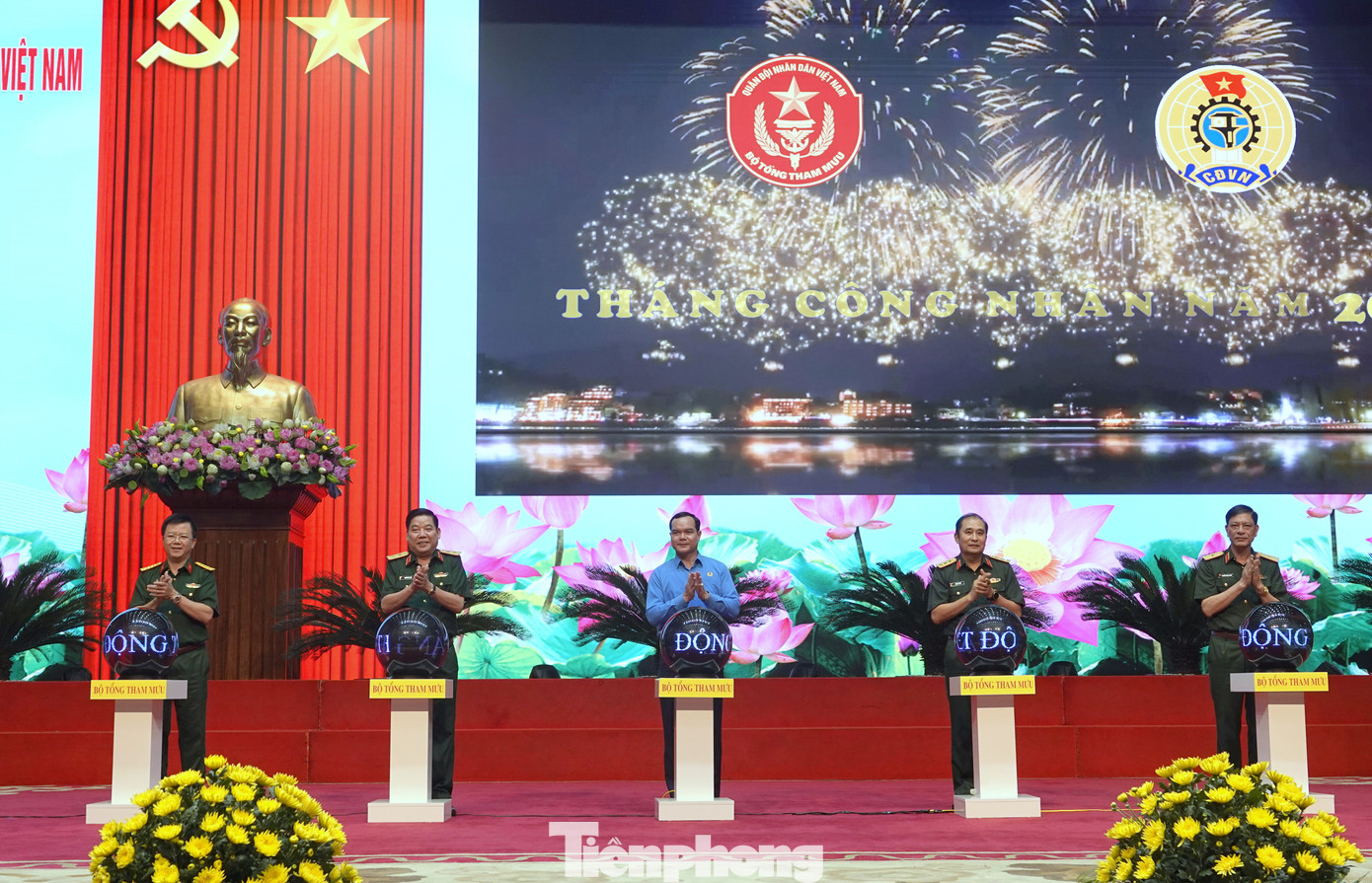 Lãnh đạo Tổng Liên đoàn Lao động Việt Nam, Tổng cục Chính trị, Bộ Tổng tham mưu và Ban Công đoàn Quốc phòng thực hiện nghi thức phát động Tháng Công nhân và hưởng ứng Tháng hành động về an toàn vệ sinh lao động năm 2024.