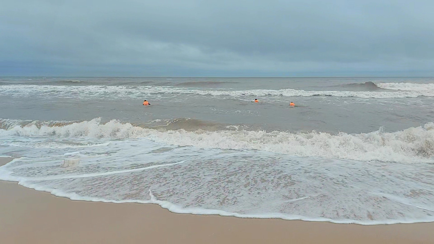 Cán bộ, chiến sĩ Trạm Ra-đa 3511 vượt sóng, tiếp cận cứu ngư dân. Cán bộ, chiến sĩ Trạm Ra-đa 3511 vượt sóng, tiếp cận cứu ngư dân.