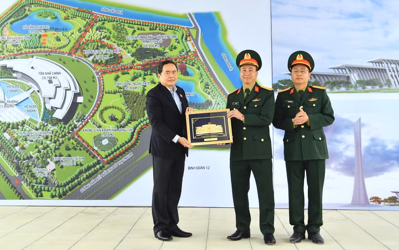 Phó Chủ tịch Thường trực Quốc hội Trần Thanh Mẫn trao biểu trưng Nhà Quốc hội tặng Bảo tàng Lịch sử quân sự Việt Nam.