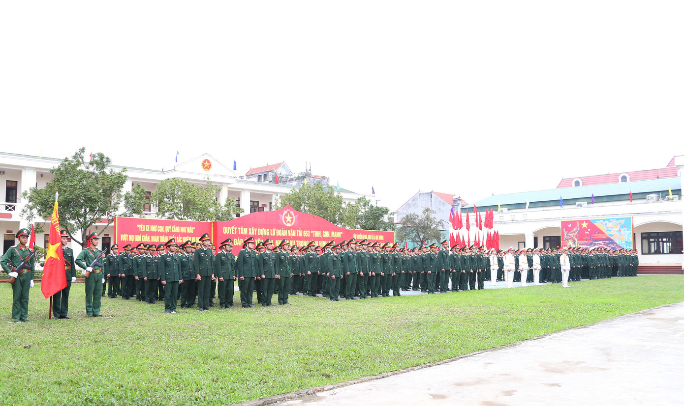 Cán bộ, nhân viên, chiến sĩ Lữ đoàn 653 tham dự buổi lễ.