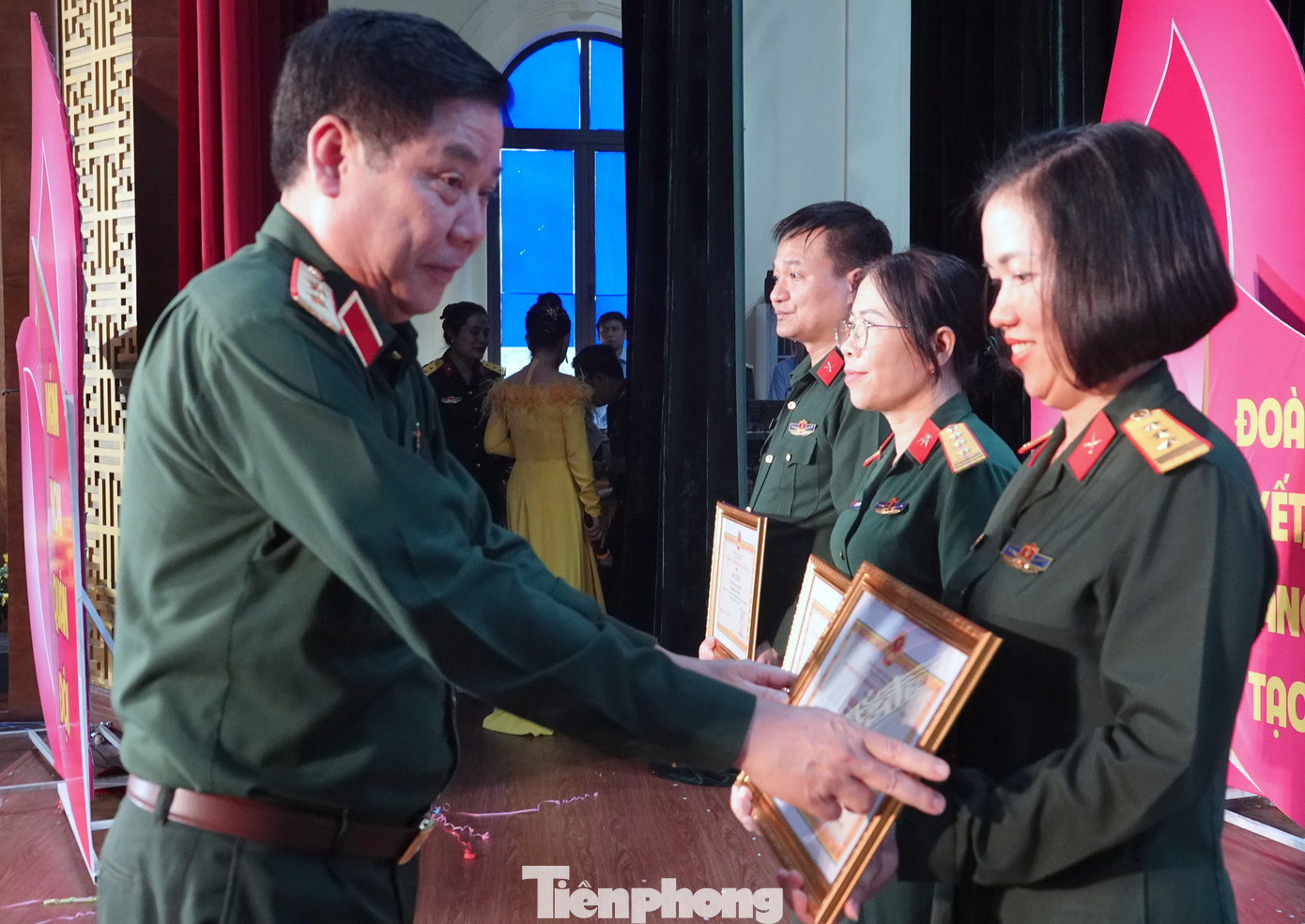 Trung tướng Nguyễn Văn Gấu - Phó Chủ nhiệm Tổng cục Chính trị Quân đội nhân dân Việt Nam, trao Bằng khen tặng các tập thể, cá nhân đã có thành tích xuất sắc trong tham gia tổ chức hội thi. Trung tướng Nguyễn Văn Gấu - Phó Chủ nhiệm Tổng cục Chính trị Quân đội nhân dân Việt Nam, trao Bằng khen tặng các tập thể, cá nhân đã có thành tích xuất sắc trong tham gia tổ chức hội thi.