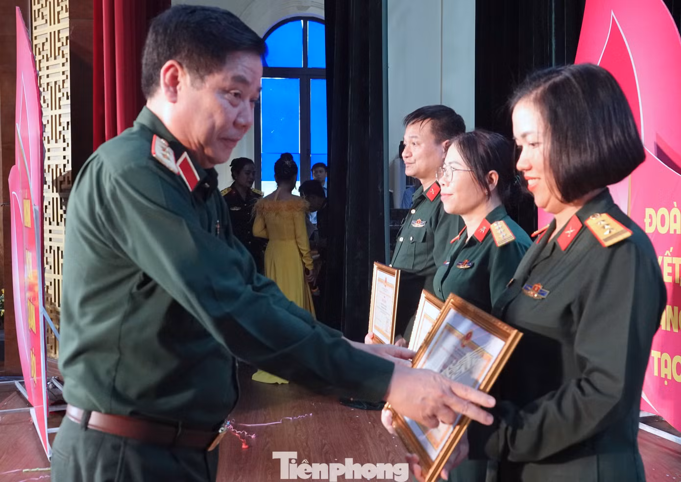 Trung tướng Nguyễn Văn Gấu - Phó Chủ nhiệm Tổng cục Chính trị Quân đội nhân dân Việt Nam, trao Bằng khen tặng các tập thể, cá nhân đã có thành tích xuất sắc trong tham gia tổ chức hội thi.