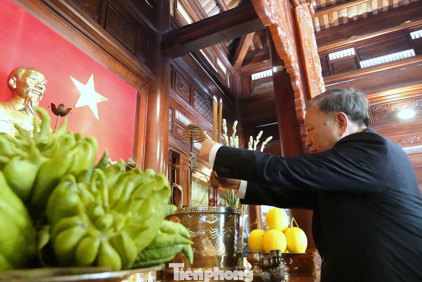 Chủ tịch nước Tô Lâm và Đại tướng Phan Văn Giang - Bộ trưởng Bộ Quốc phòng dâng hương tại Nhà tưởng niệm Chủ tịch Hồ Chí Minh.