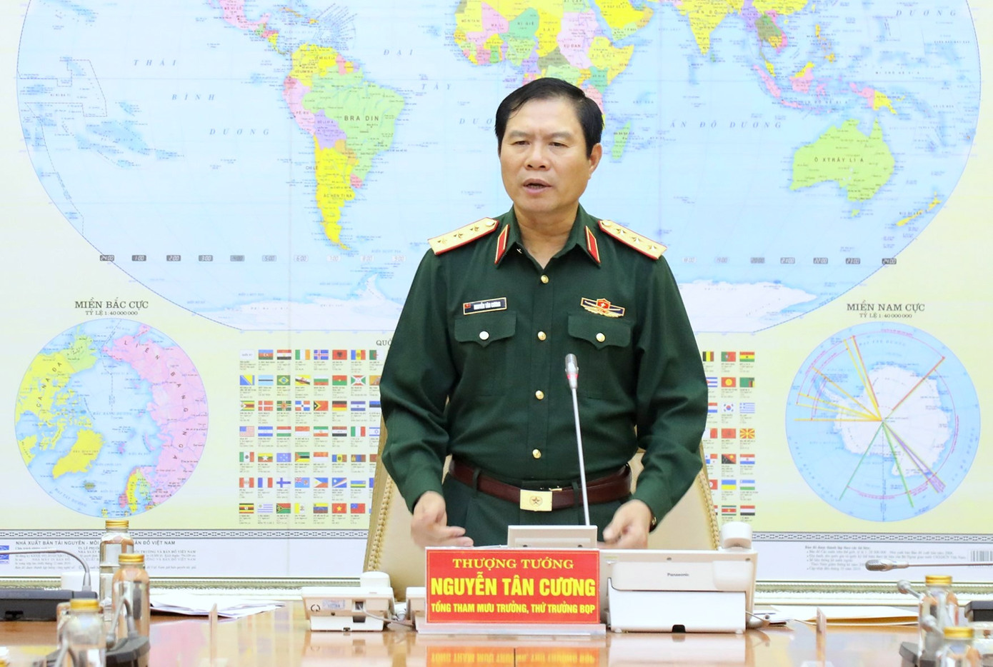 Tổng Tham mưu trưởng Nguyễn Tân Cương chủ trì hội nghị.