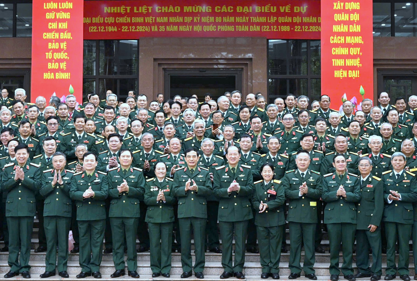 Lãnh đạo Quân ủy Trung ương - Bộ Quốc phòng cùng các cựu chiến binh tham dự chương trình gặp mặt tại trụ sở Bộ Quốc phòng.