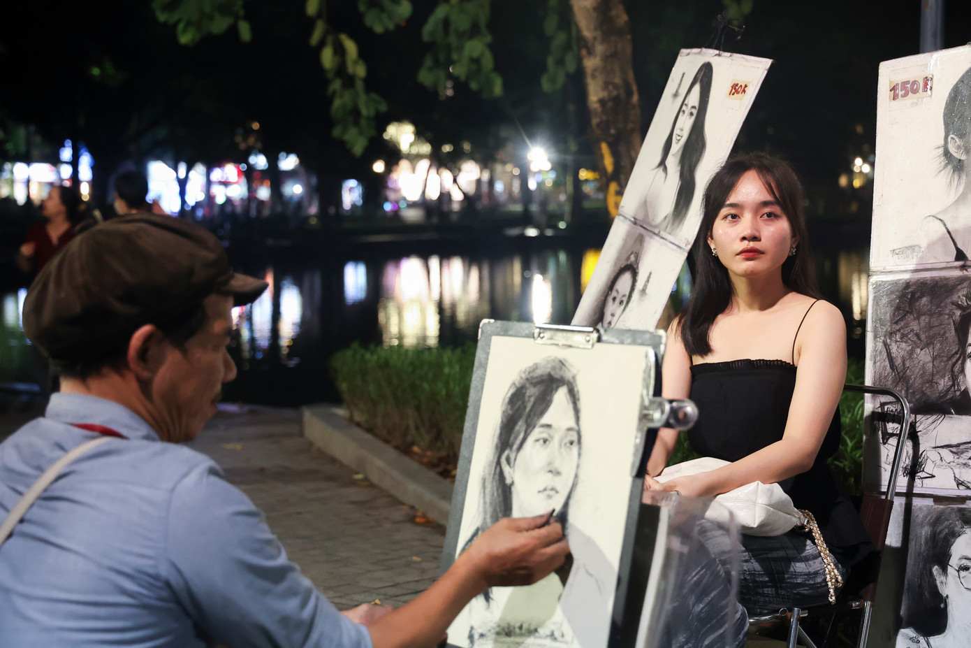 Một số bạn trẻ lựa chọn dịch vụ vẽ chân dung để lưu giữ kỷ niệm.