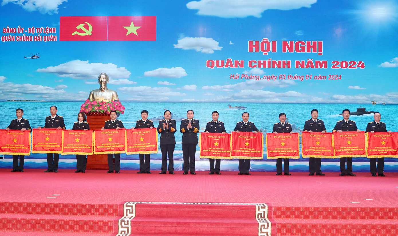 Lãnh đạo Bộ Tư lệnh Hải quân trao Cờ thi đua của Bộ Quốc phòng tặng các tập thể đạt thành tích xuất sắc năm 2023. Lãnh đạo Bộ Tư lệnh Hải quân trao Cờ thi đua của Bộ Quốc phòng tặng các tập thể đạt thành tích xuất sắc năm 2023.