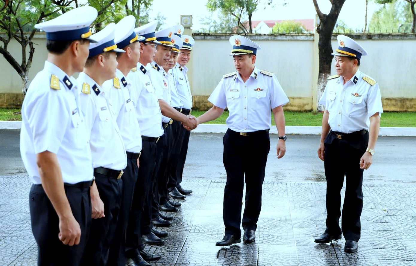 Phó Đô đốc Trần Thanh Nghiêm tới kiểm tra Vùng 3 Hải quân, ngày 18/11. Phó Đô đốc Trần Thanh Nghiêm tới kiểm tra Vùng 3 Hải quân, ngày 18/11.