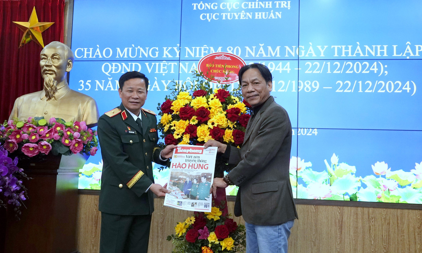 Nhà báo Lê Minh Toản - Phó Tổng biên tập báo Tiền Phong chúc mừng lãnh đạo, chỉ huy và cán bộ, nhân viên, chiến sĩ Cục Tuyên huấn (Tổng cục Chính trị QĐND Việt Nam).