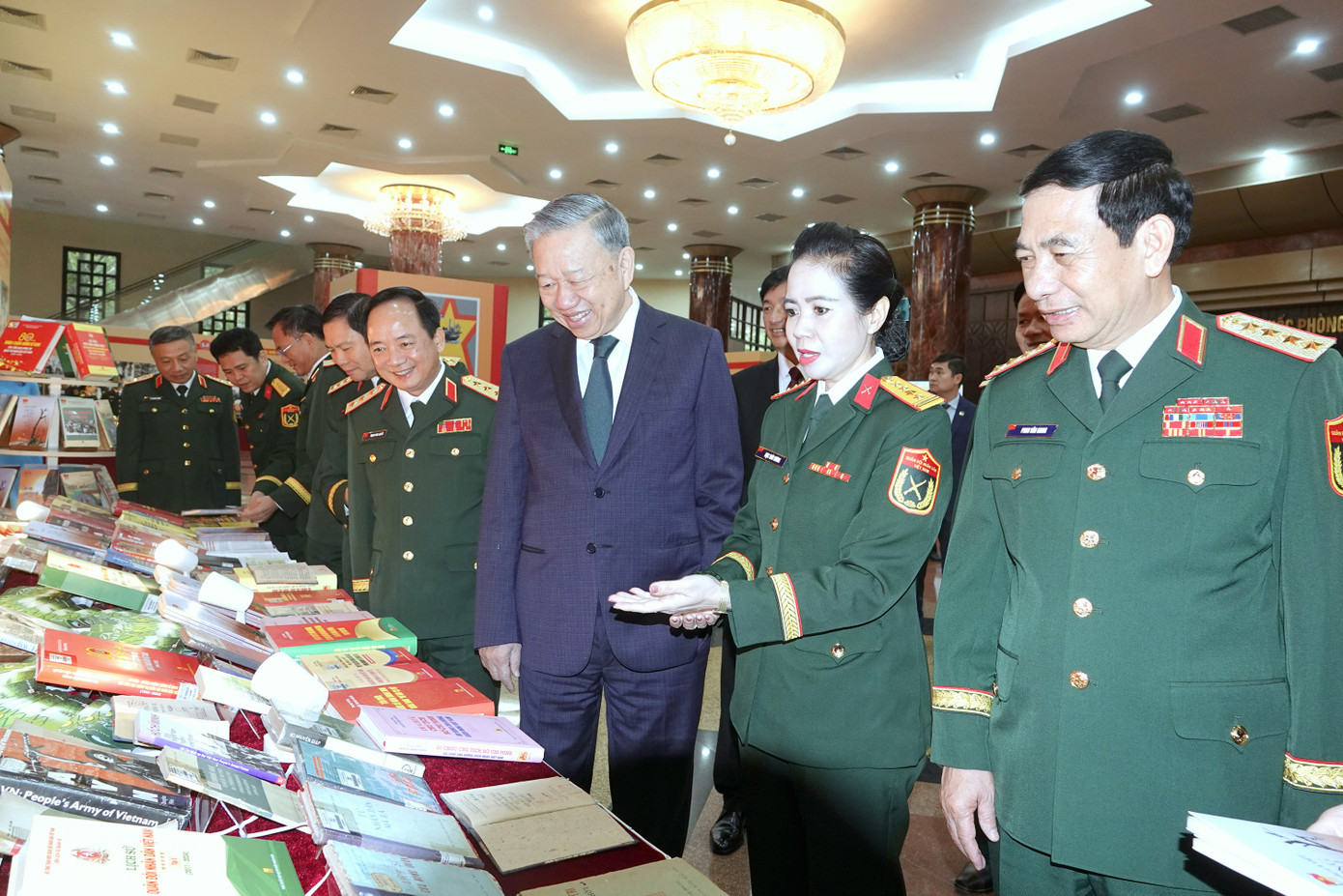 Tổng Bí thư Tô Lâm, Bộ trưởng Bộ Quốc phòng Phan Văn Giang và Chủ nhiệm Tổng cục Chính trị QĐND Việt Nam Trịnh Văn Quyết cùng các đại biểu tham quan khu trưng bày các ấn phẩm về truyền thống 80 năm của Tổng cục Chính trị. Ảnh: Nguyễn Minh