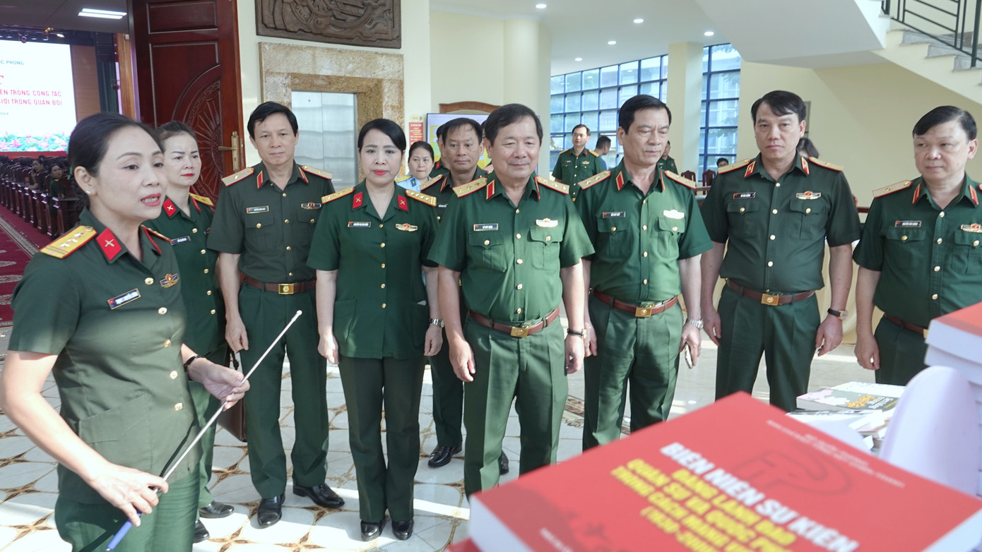 Thứ trưởng Bộ Quốc phòng Lê Huy Vịnh cùng các đại biểu tham quan khu trưng bày tại chương trình gặp mặt.