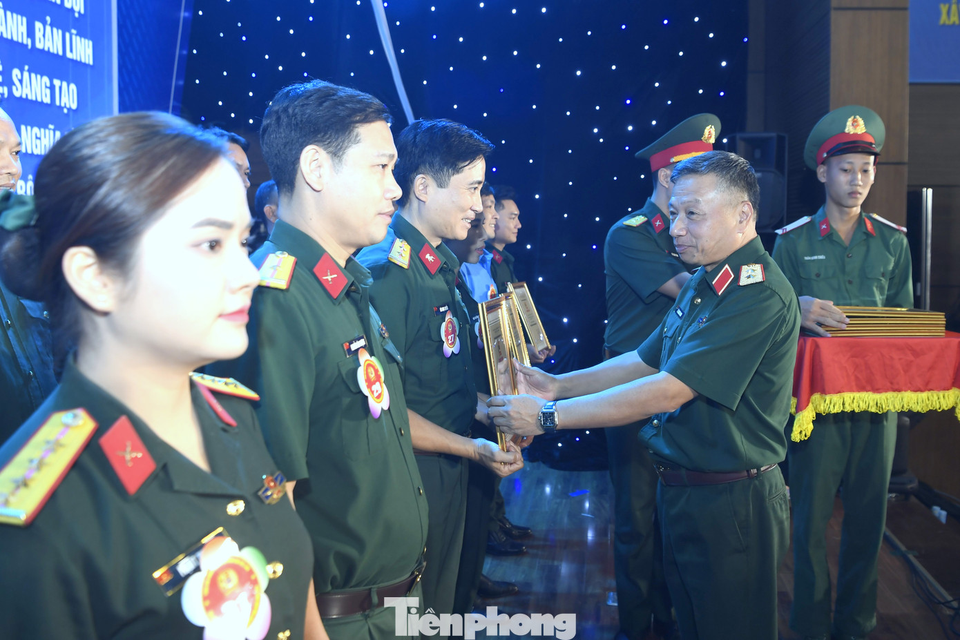 Trung tướng Lê Quang Minh - Phó Chủ nhiệm Tổng cục Chính trị QĐND Việt Nam và Phó Chủ tịch Tổng Liên đoàn Lao động Việt Nam Huỳnh Thanh Xuân, trao Chứng nhận danh hiệu Chủ tịch Công đoàn cơ sở giỏi toàn quân năm 2024 cho 38 thí sinh.