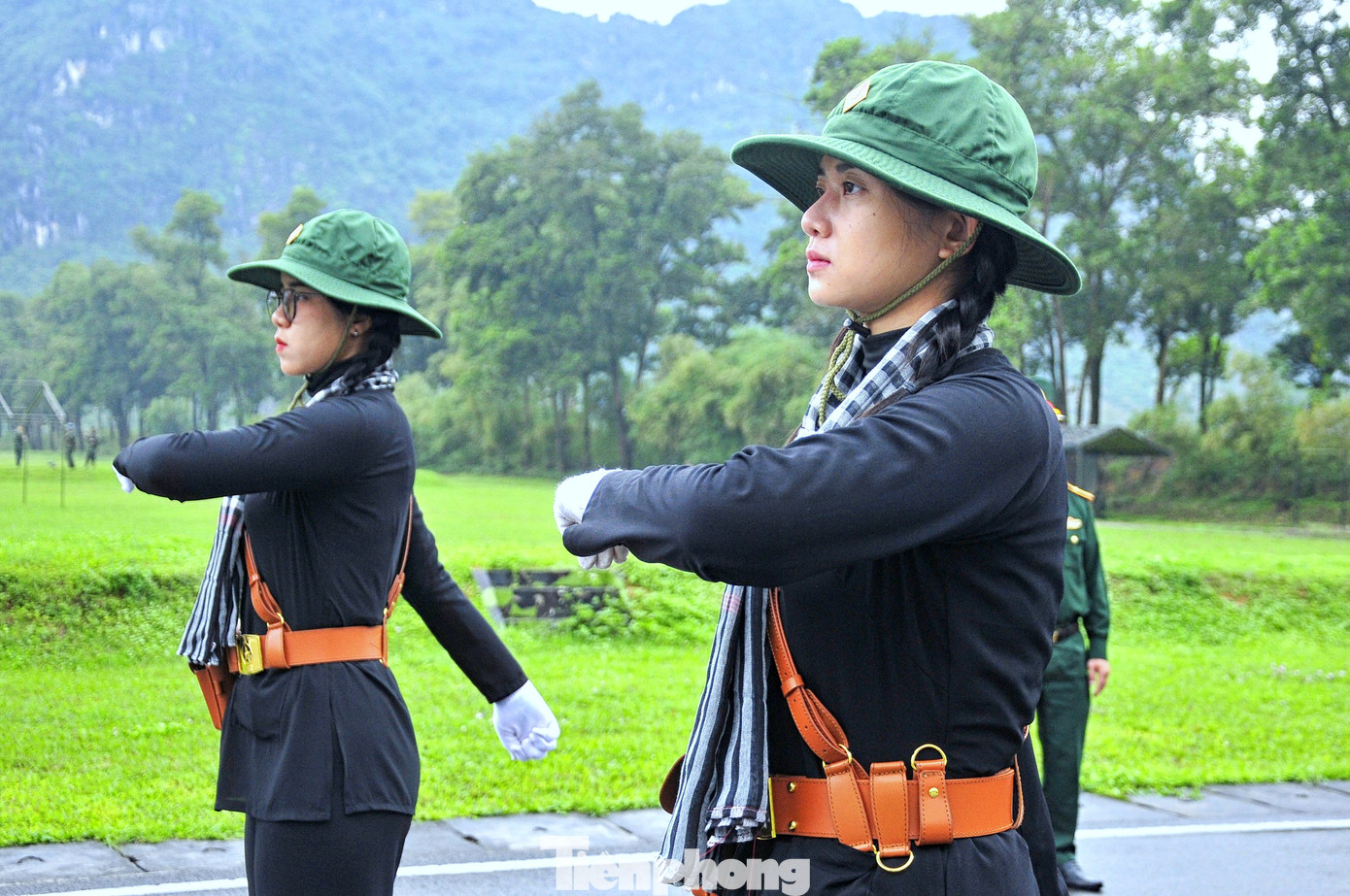 Khối trưởng và Tổ Quân kỳ của khối nữ Du kích miền Nam luyện tập tại TB4.