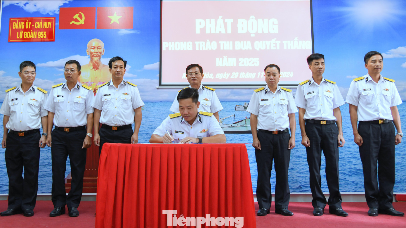 Đại diện các đơn vị thuộc Lữ đoàn 955 ký kết thi đua năm 2025. Đại diện các đơn vị thuộc Lữ đoàn 955 ký kết thi đua năm 2025.