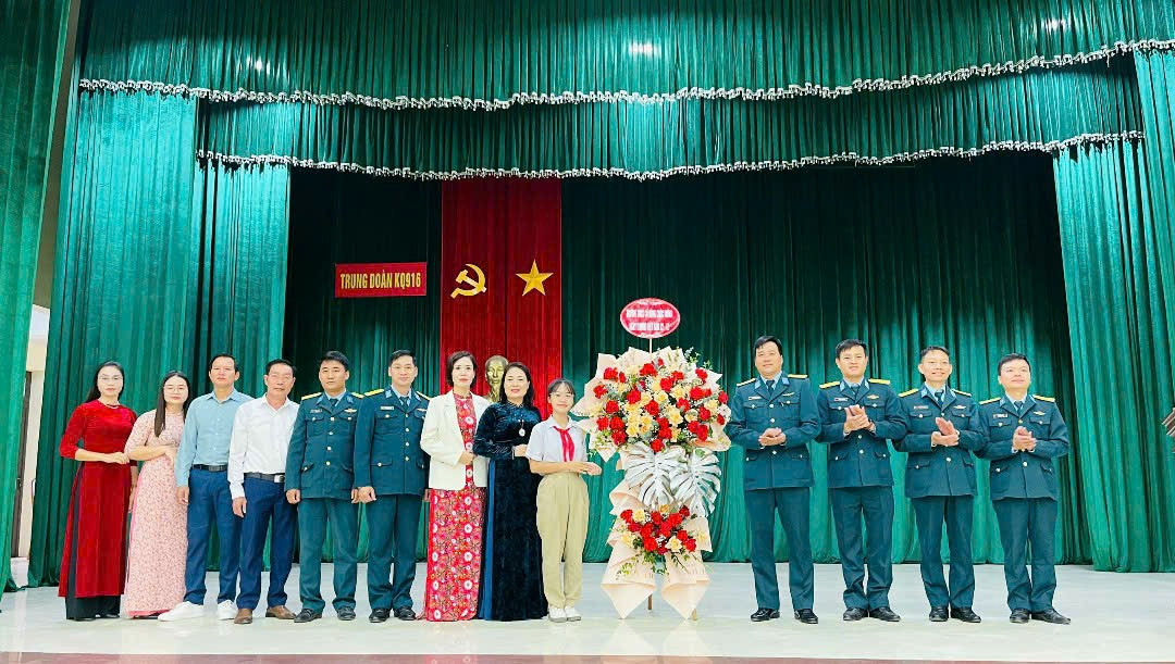 Các thầy cô giáo và học sinh Trường THCS xã Cổ Đông tới tham quan, giao lưu với cán bộ, chiến sĩ Đoàn Không quân Ba Vì, ngày 2/12. Các thầy cô giáo và học sinh Trường THCS xã Cổ Đông tới tham quan, giao lưu với cán bộ, chiến sĩ Đoàn Không quân Ba Vì, ngày 2/12.