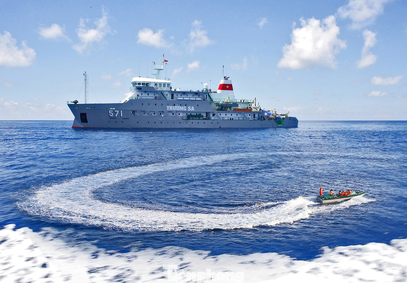 Tàu Trường Sa 571 (Lữ đoàn 955, Vùng 4 Hải quân) đưa đoàn đại biểu thăm quân dân huyện đảo Trường Sa. Tàu Trường Sa 571 (Lữ đoàn 955, Vùng 4 Hải quân) đưa đoàn đại biểu thăm quân dân huyện đảo Trường Sa.