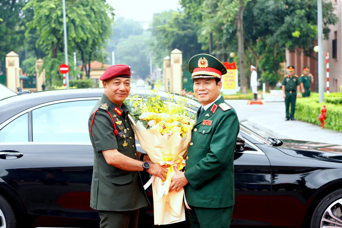 Thượng tướng Nguyễn Tân Cương đón Đại tướng Tan Sri Datuk Seri Mohammad bin Ab Rahman tới trụ sở Bộ Quốc phòng hội đàm, sáng 14/8.
